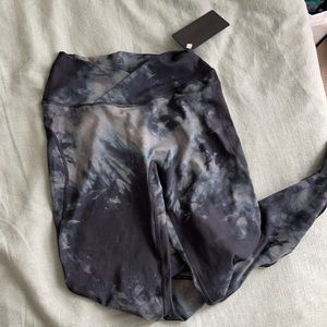 Alphalete Surface Power Legging in “black oil stain” color. Blue tie dye size S